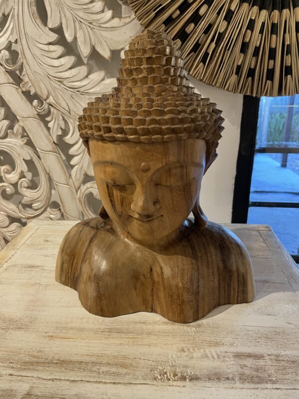 Cabeza de Buda tallada