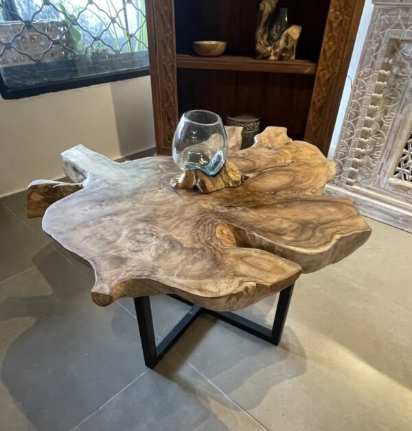 Mesa de teca con patas de hierro