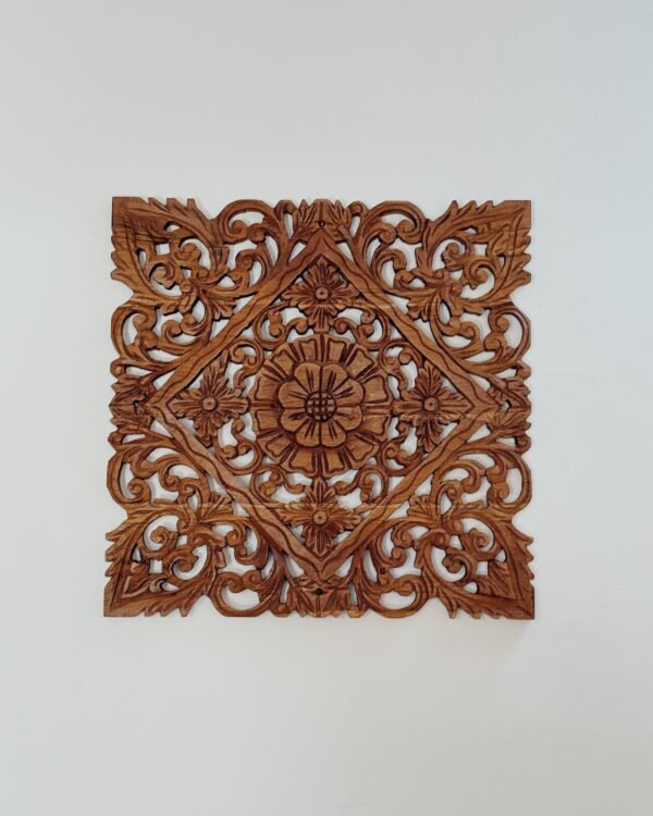 Talla de madera 30x30cm